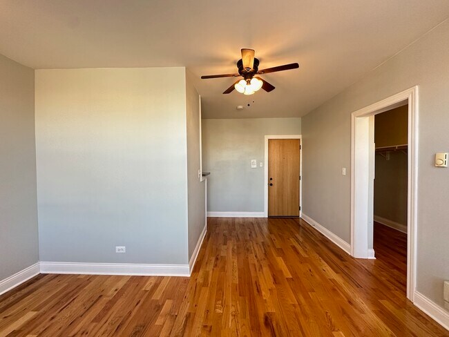 Building Photo - 823 W Diversey Pkwy