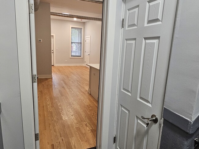 Building Photo - 1415 W Erie St