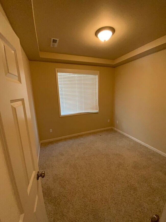 Building Photo - AVAILABLE NOW!! Puyallup 4bdr 2.5bath home...