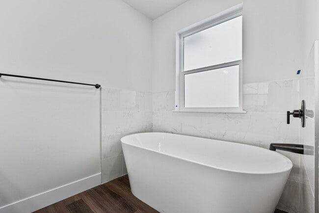 Building Photo - Awesome end unit 3 Bed 2.5 Bath townhome i...