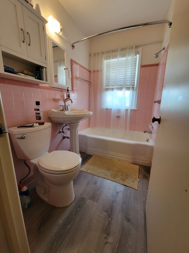 Building Photo - 3bd/2ba Mpls House with Optional 3rd Bd & ...