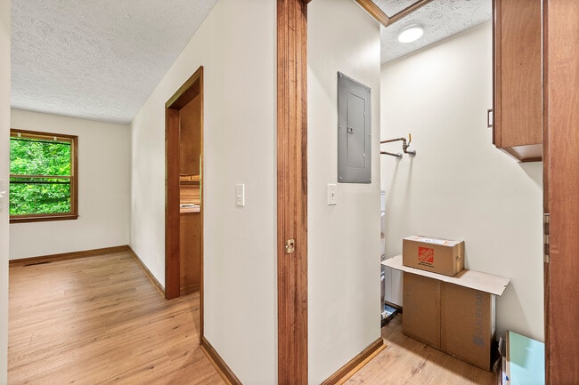 Building Photo - 105 McWhirter Pl