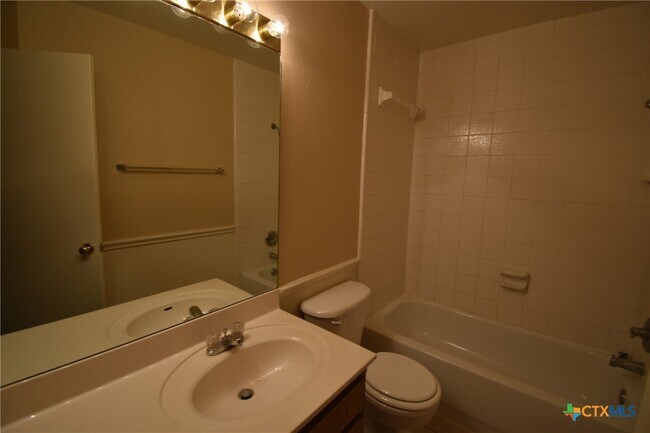 Building Photo - 2215 Dry Creek Dr