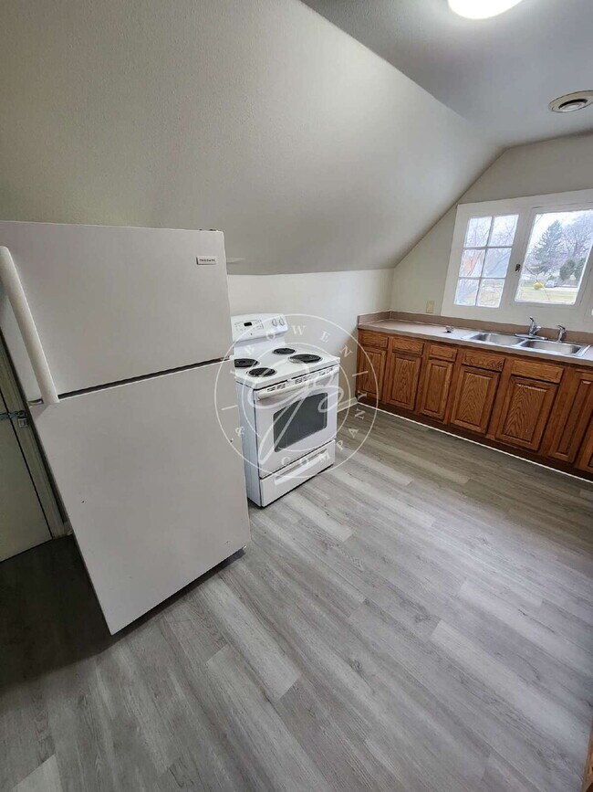 Building Photo - 1/2 off deposit with approved application! Bright & Updated 2-Bedroom Upper | Private Entry | Wat...