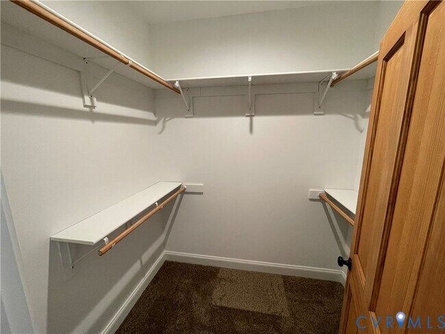 Building Photo - 2948 Pineview Dr