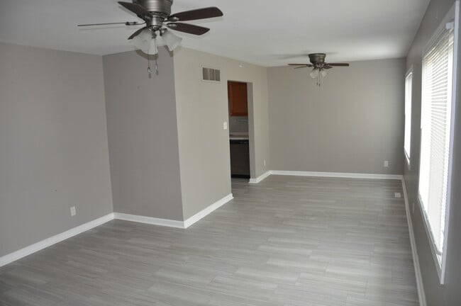 Building Photo - 900 Franora Dr