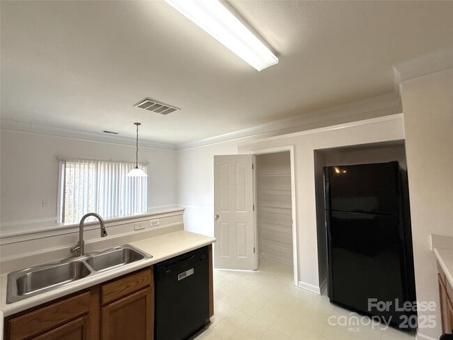 Building Photo - 2807 Forest Grove Ct