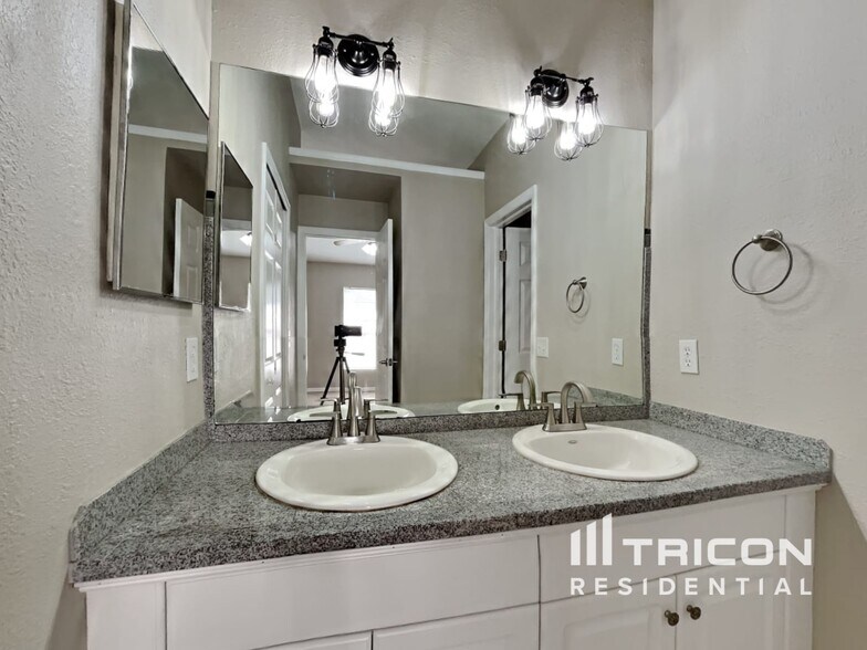 Building Photo - 1054 Valentine St