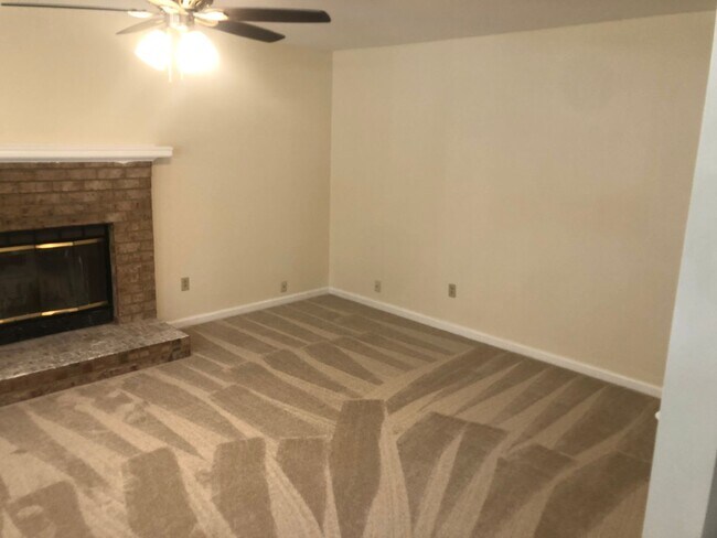 Building Photo - 2416 Creekmore Ct