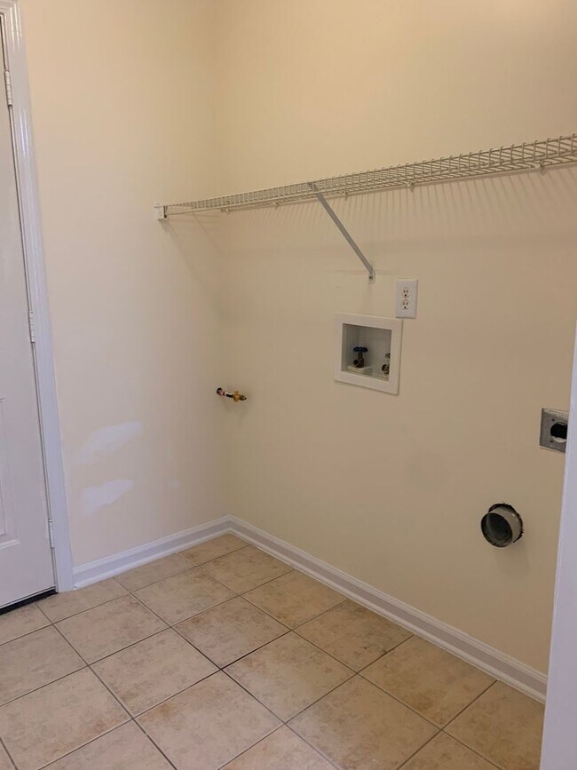 Building Photo - Charming 4BR House in Hampton