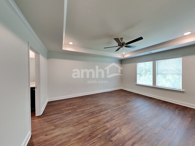 Building Photo - 301 Pecan Dr