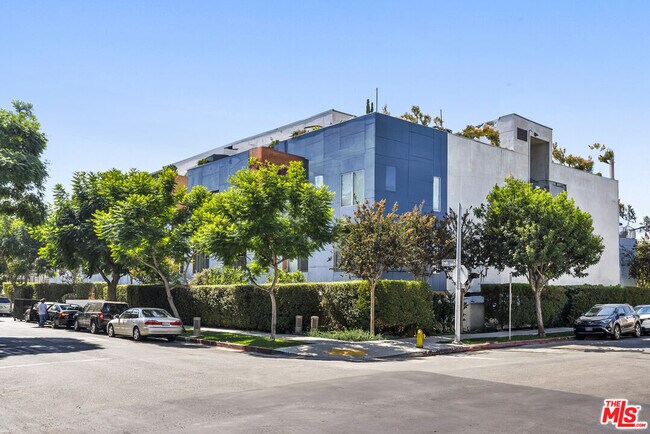 Building Photo - 855 Croft Ave