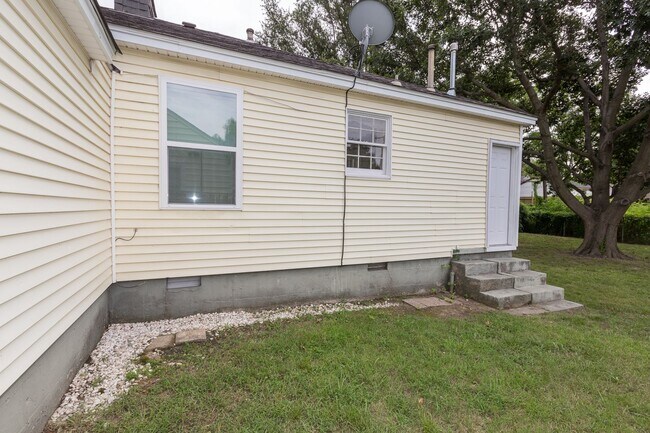 Building Photo - Beautiful 2 Bedroom, 1 Bath Home Coming Soon!