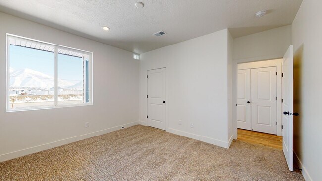 Building Photo - 547 W 1810 N