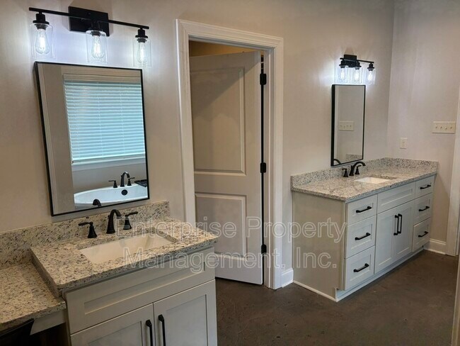 Building Photo - 239 McLaughlin Dr