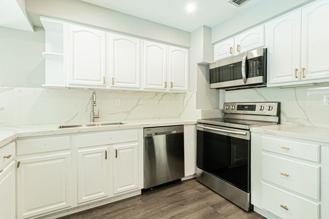 Building Photo - Pet-Friendly Home with Private Pool in Des...