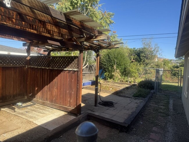 Building Photo - Beautiful upgraded home