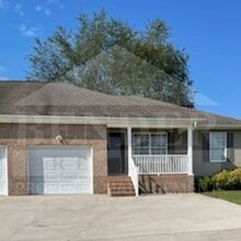 Building Photo - Duplex with garage