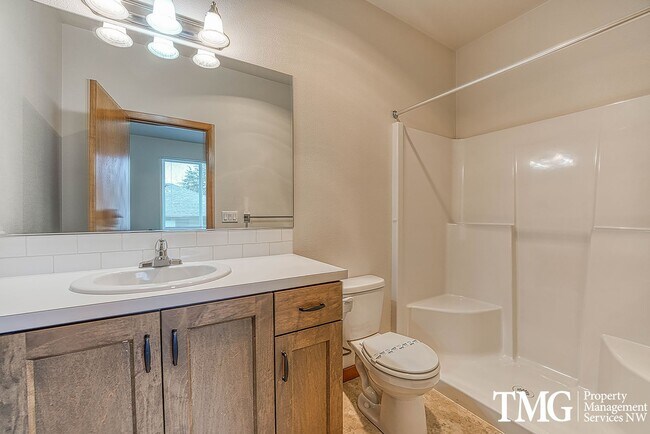 Building Photo - 2BD Duplex in Great Washougal Location! Beautiful Finishes!