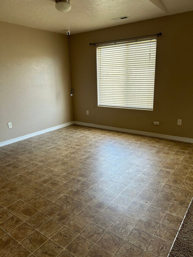 Building Photo - Charming Twinhome