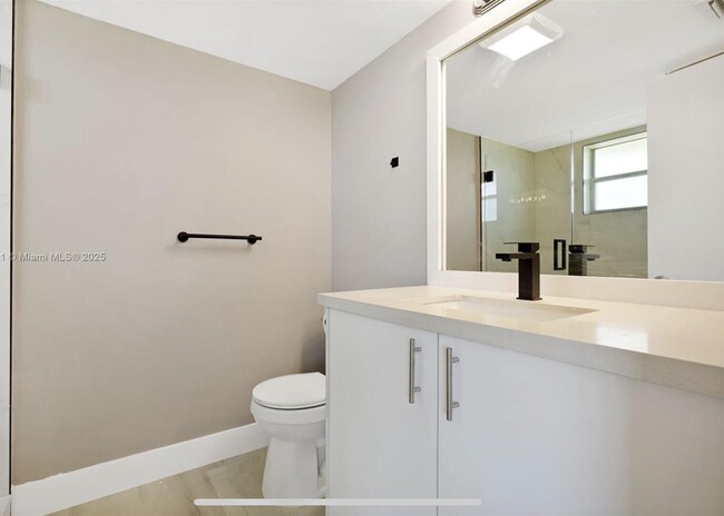 Building Photo - 9849 Three Lakes Cir