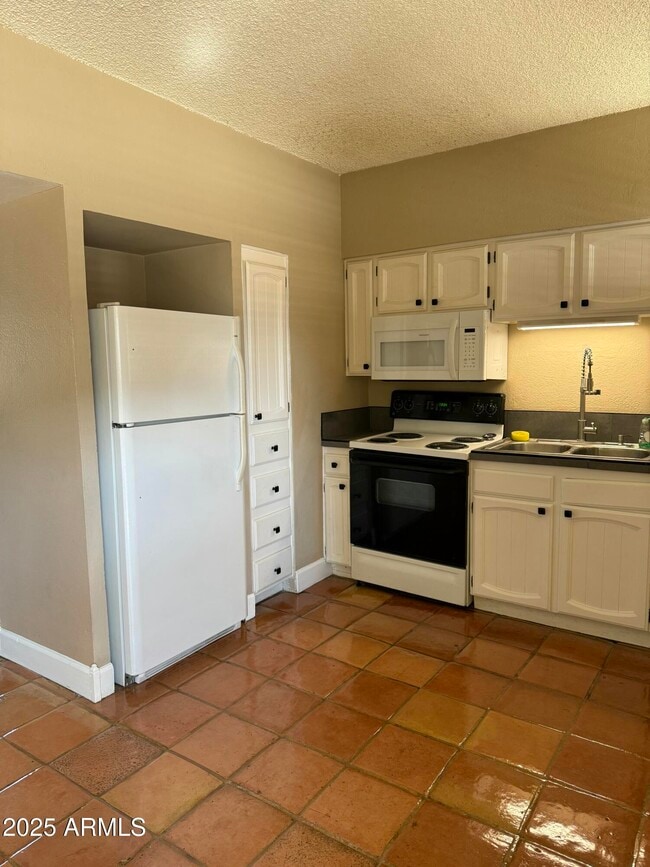 Building Photo - 349 E Thomas Rd