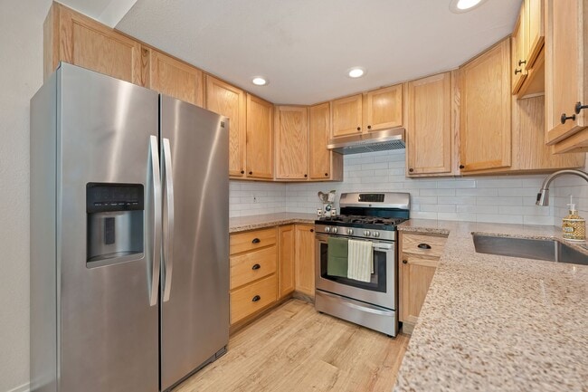 Building Photo - Beautifully Renovated Unit