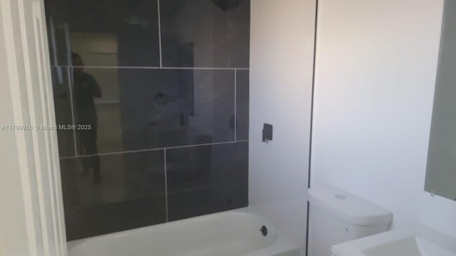 Building Photo - 3311 San Remo Cir