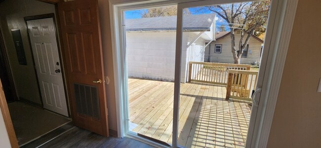 Building Photo - Spacious 3 Bedroom, 2.5 bathroom home with detached garage!