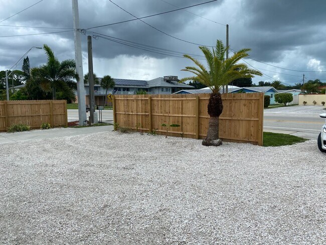 Building Photo - Nokomis Beachy Bungalow (Off Season)