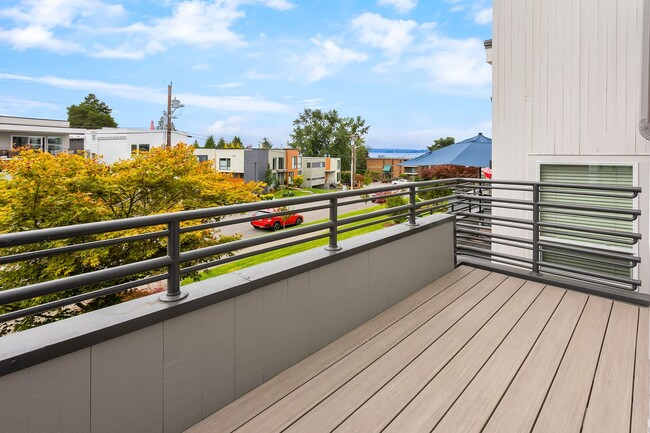 Building Photo - 3 bedroom townhome in perfect location in ...
