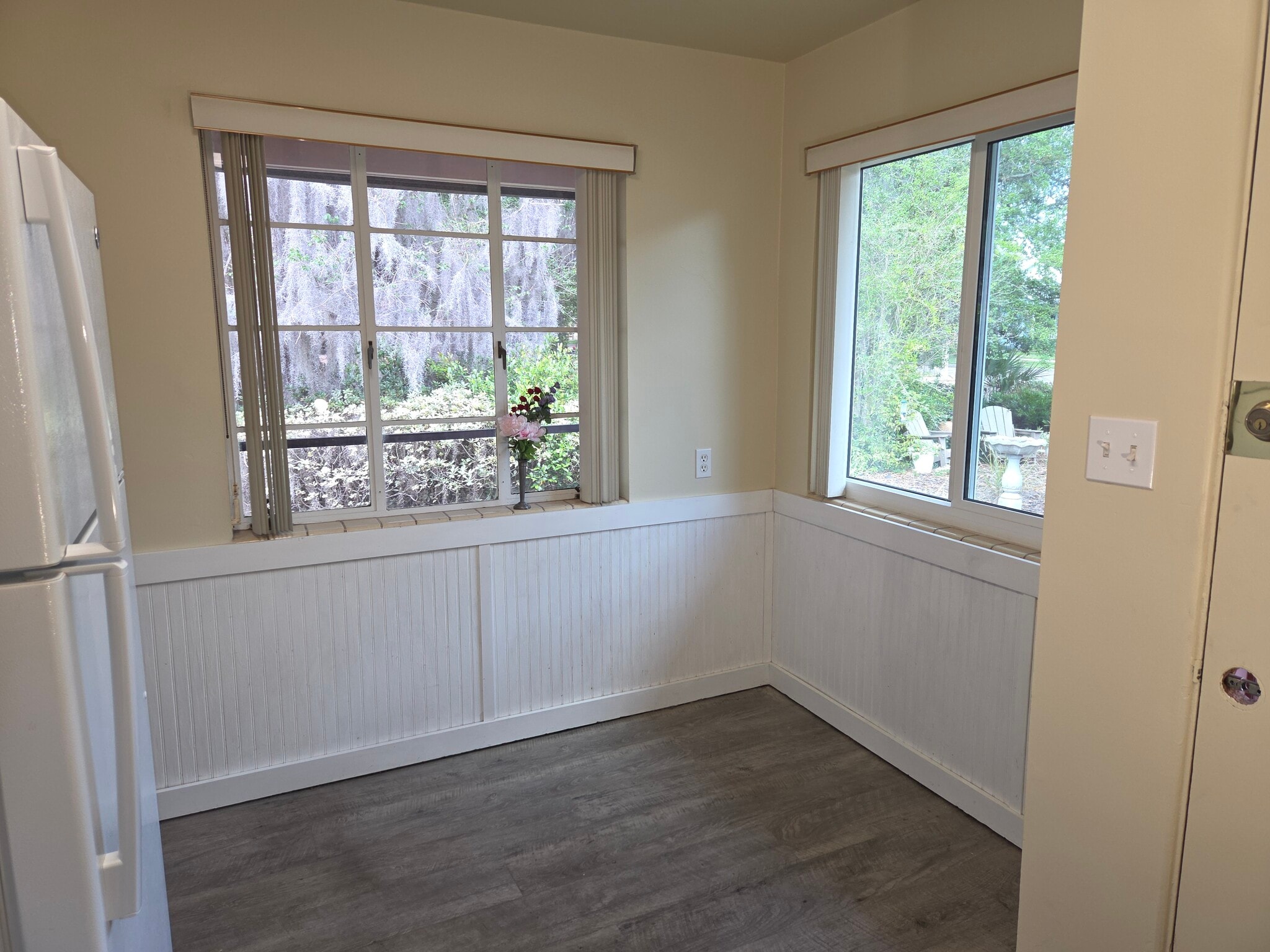 Kitchen eat-in area - 416 N Summerlin Ave