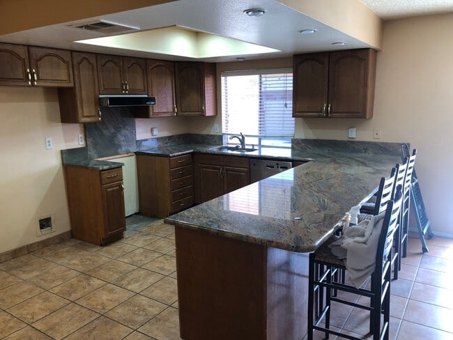 Building Photo - 1203 W Cheyenne Dr