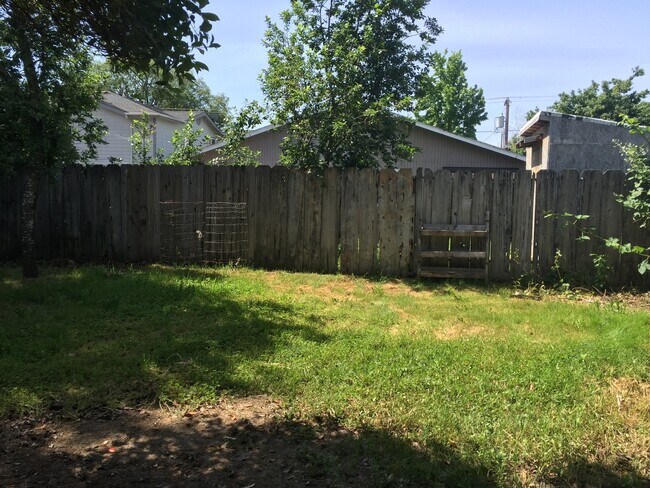 Building Photo - Cozy studio completely renovated.