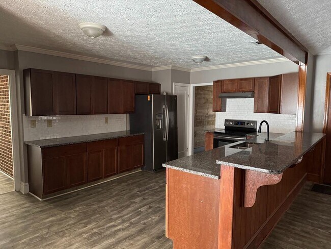 Building Photo - 121 Woodland Cir