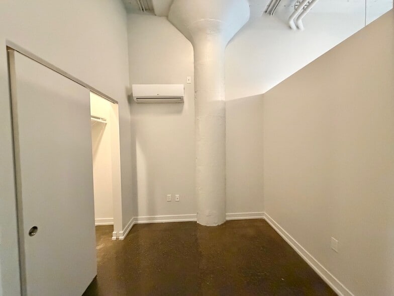 Building Photo - 152 W Huron St