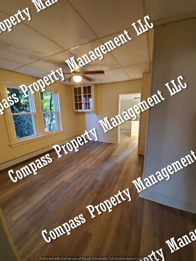 Building Photo - $1595 - 4 Bed, 1.5 Bath Half Double Home -...