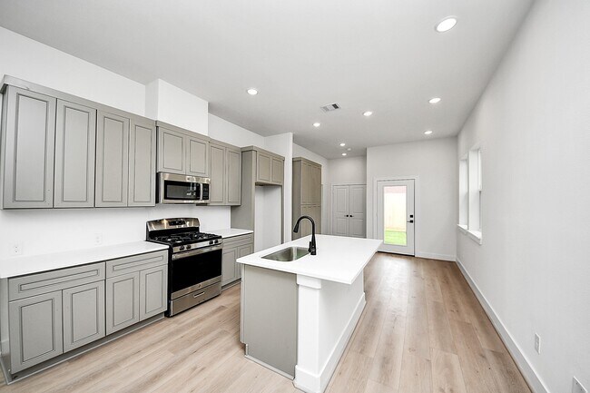 Building Photo - 4338 Avron Dr