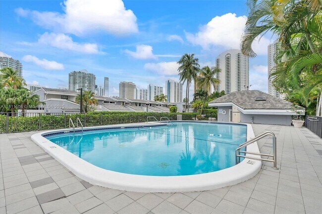 Building Photo - 300 Poinciana Island Dr