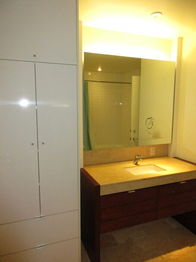 Building Photo - **ONE MONTH FREE** Meriwether West - North facing studio with river/bridge views/parking/amenitie...