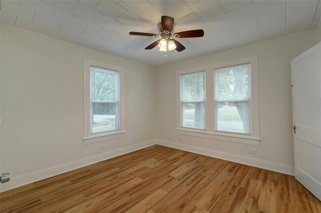 Building Photo - 1102 Hackberry St