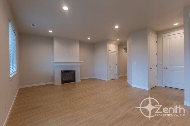 Building Photo - 124 S 88th Dr