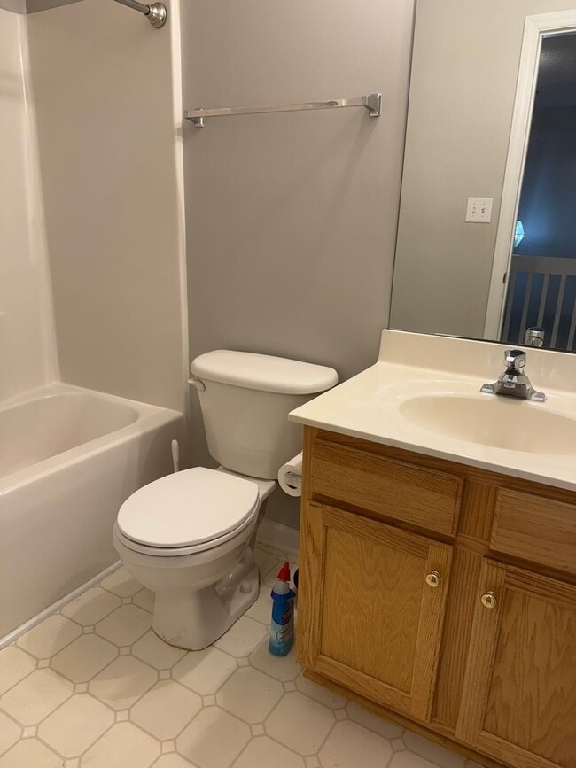 Building Photo - Well Maintained 3 Bedroom Townhome - Neigh...
