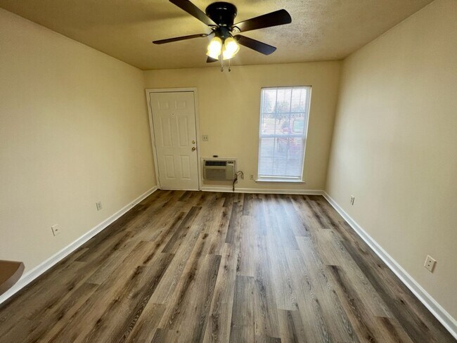 Building Photo - 1BR 1BA Ground Level Apt., Free Water! - *No pets*