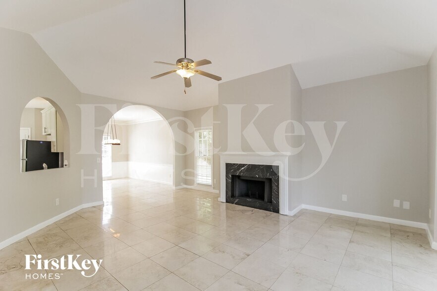 Building Photo - 224 Tennis Ct Ln