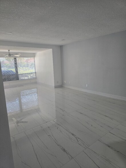 Building Photo - 9608 Valencia Cove