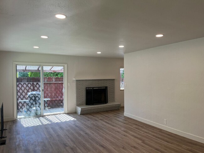 Building Photo - 2 Bedroom / 1 Bathroom Duplex in Old South...