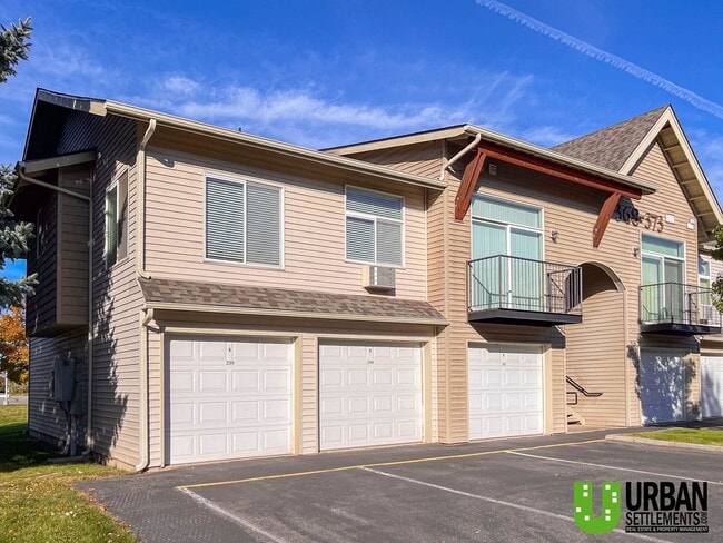 Primary Photo - Bright 2 Bedroom Condo in Beautiful Libert...