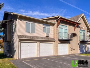 Building Photo - Bright 2 Bedroom Condo in Beautiful Libert...