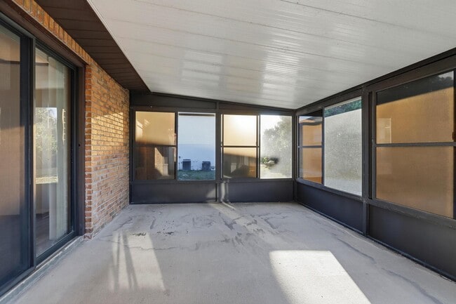 Building Photo - 536 Gaspar Ave